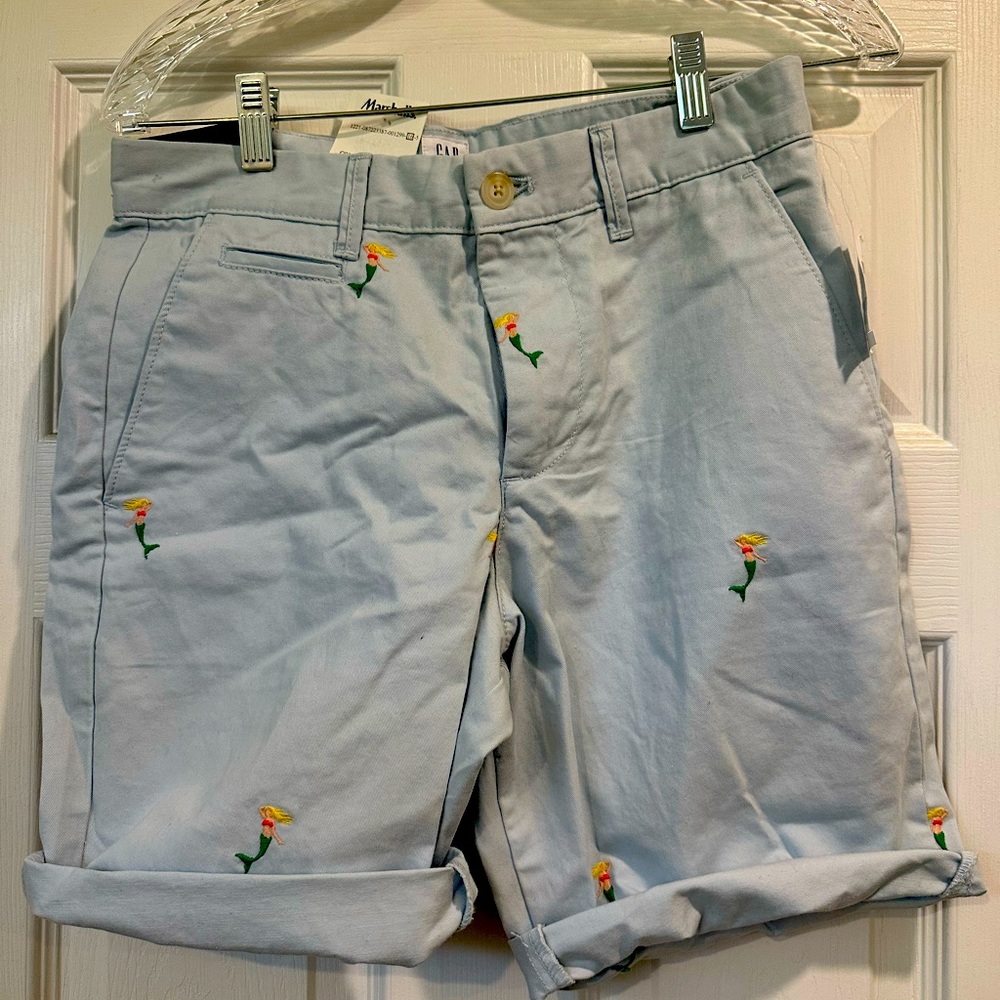 NWT Light blue Gap men’s shorts size 28, with embroidered mermaids